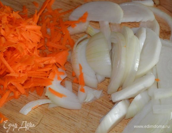 Лук нарезать полукольцами, морковь натереть на крупной терке. 