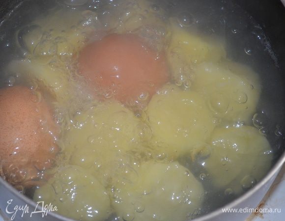 Картофель и яйца сварить в одной кастрюле.