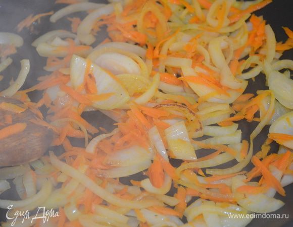 На оливковом масле обжариваем лук с морковью, до мягкости. 
