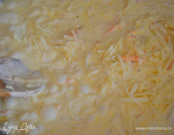 Вливаем сливки и засыпаем сыр, все перемешиваем и убираем с огня! Соус готов. 