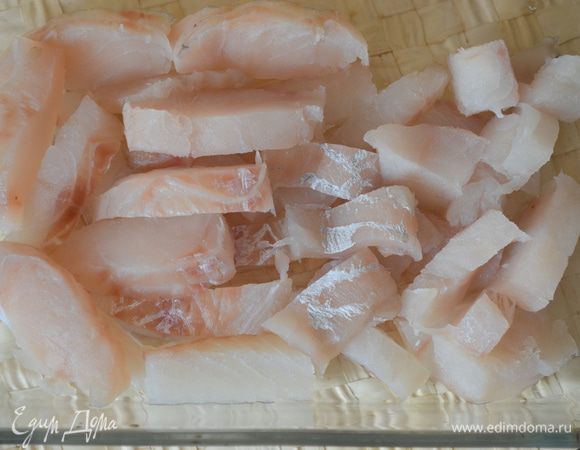 Теперь все укладываем слоями в стеклянную форму для выпечки: сначала рыбу...солим ее перчим..