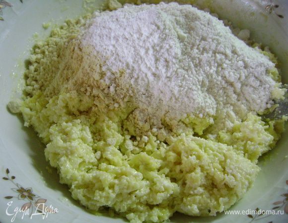 Всыпать просеянную муку и замесить однородное тесто.