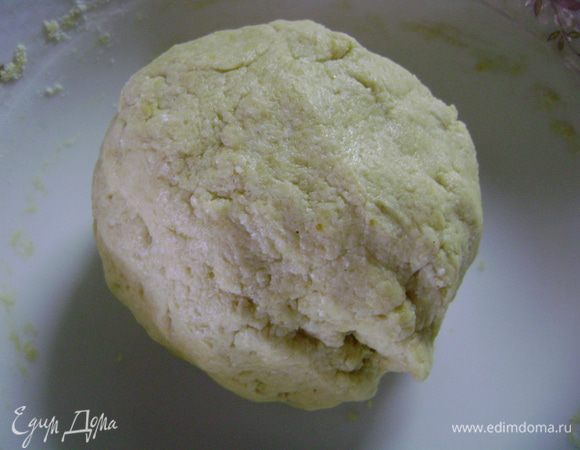 Упаковать тесто в пленку и убрать в морозилку на 15 мин.