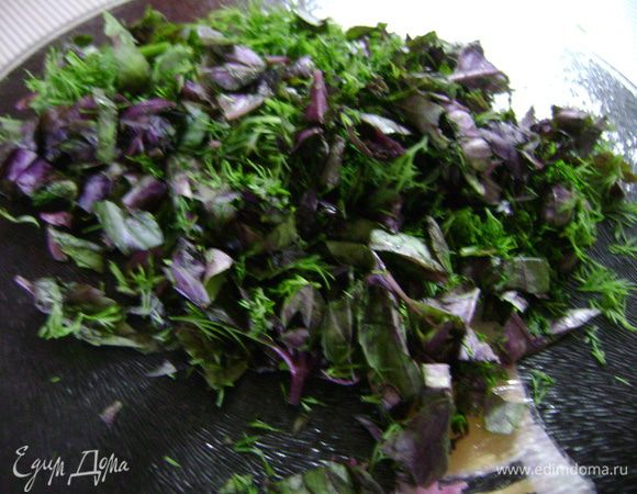 Зелень вымыть, обсушить, мелко нарубить.