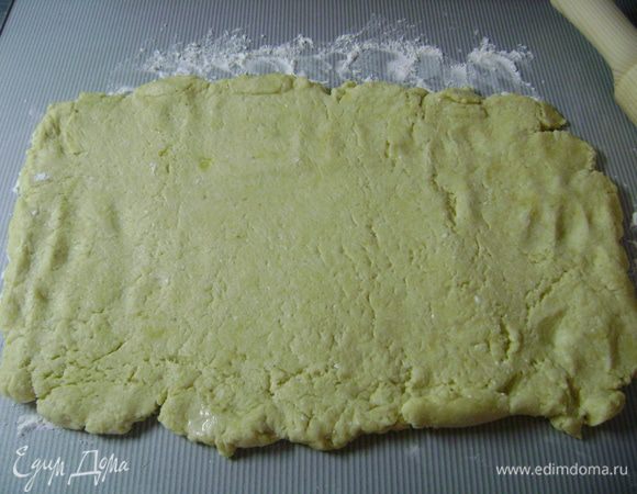 Достать тесто из морозилки, раскатать его на присыпанной мукой рабочей поверхности в прямоугольник 20*30 см (руками убрать неровные края). 