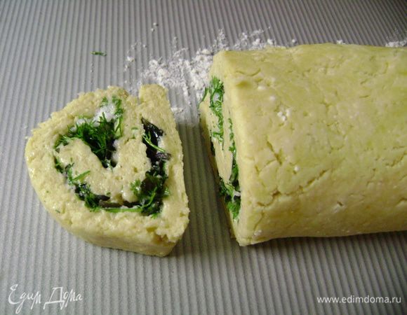 Нарезать острым ножом или ножом-пилкой на шайбочки 1 см, придать руками форму сердечка.