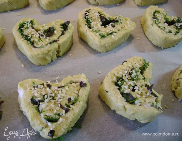 Выложить на противень, застеленный пергаментной бумагой,и посыпать кунжутом.