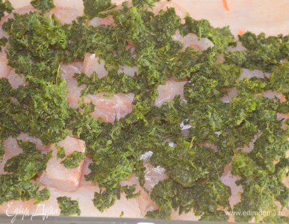 Далее шпинат. Если замороженный как у меня - то разморозить и отжать как следует, если свежий, то его достаточно залить кипятком на пару минут, чтобы он обмяк. 