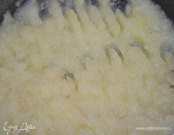 Картофель разминаем в пюре...