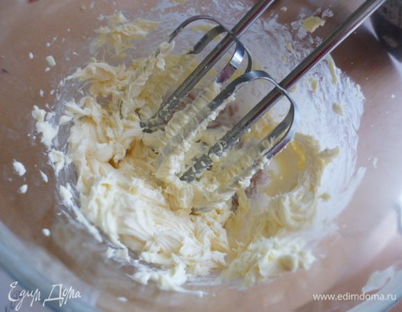 Для крема: Сливочное масло должно быть мягкое и комнатной температуры, взбиваем до пышной массы. Добавить сахарную пудру и взбивать дальше.