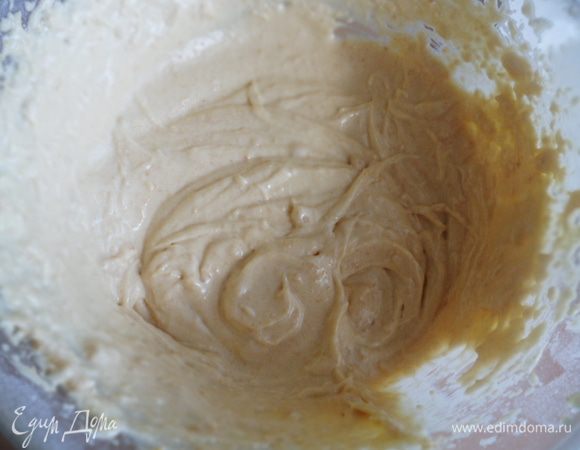 Ввести яйца, муку, миндальную пудру и хорошо взбить, поставить в холодильник