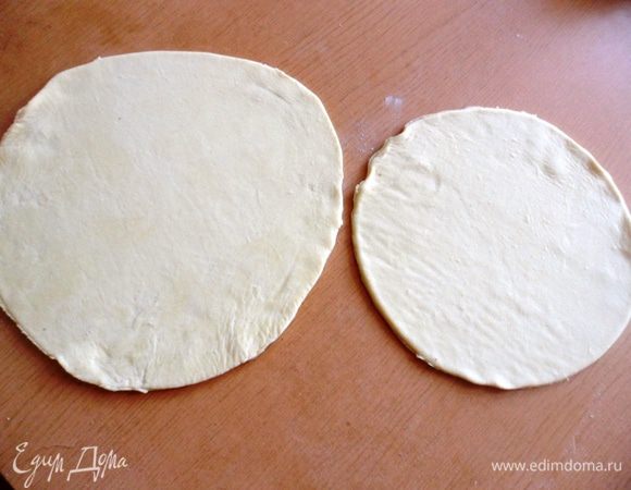 Слоеное тесто раскатать на 2 круга диаметрами 22 и 24 см.