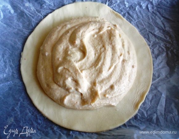 Форму для выпечки застелить пергаментом, выложить первый круг диаметром 22 см, сверху на него выложить миндальный крем, оставляя по краям примерно 2см.незаполненными.