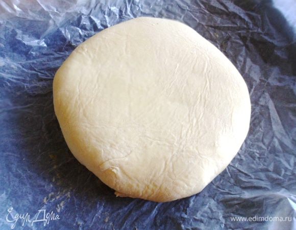 Взбить яйцо и смазать им края. Накрыть вторым кругом диаметром 24 см и хорошо закрепить края (работать с тестом нужно аккуратно, так чтобы крем не вытек, иначе провал). Поставить в холодильник на 20-30 минут.