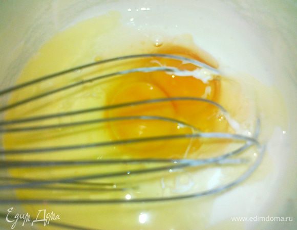 взбить венчиком немного сметану, добавить яйца и сахар и перемешать