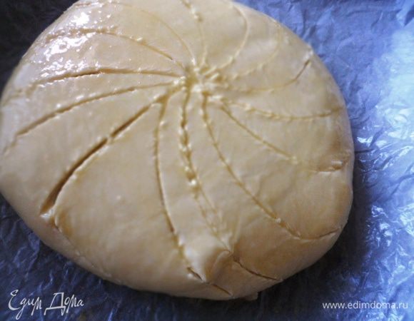 Вынуть галетт из холодильника, с помощью ножа нанести узор, смазать верх взбитым яйцом. Поставить выпекать в разогретую до 200 градусов духовку