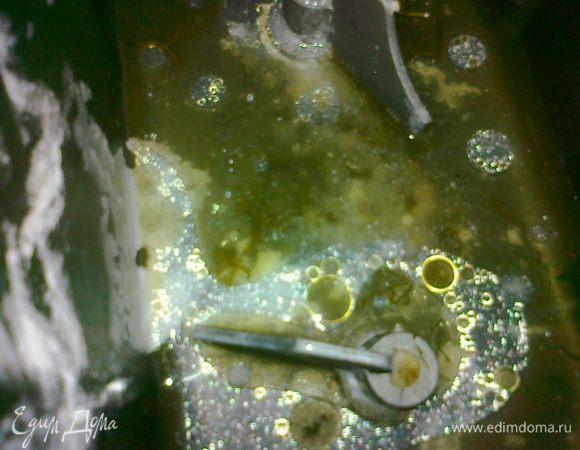 взять воду в воду добавить масло,соль и перемешать