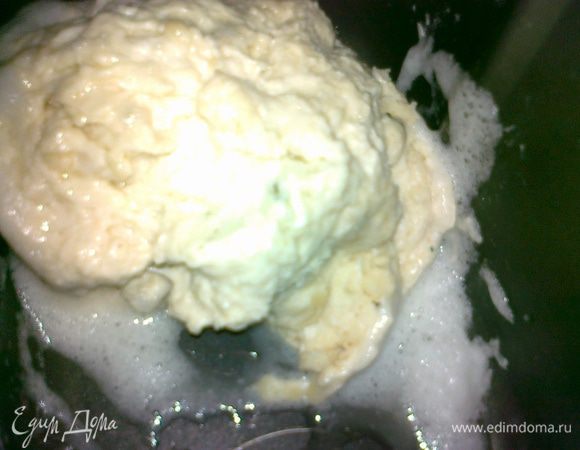 отдельно в мисочке взбить белок в пену и добавить в тексто,вымесить и добавить муки подмесить