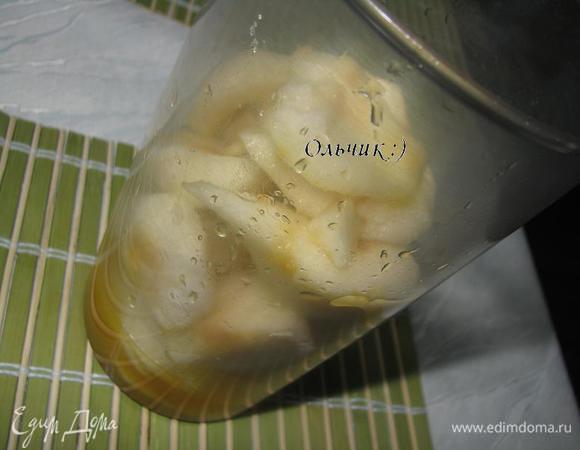 Груши выкладываем в чашу блендера вместе с апельсиновым соком.