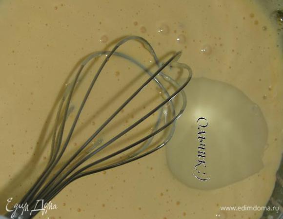 Растираем желтки с сахаром и ванилином до бела, добавляем сгущеное молоко.