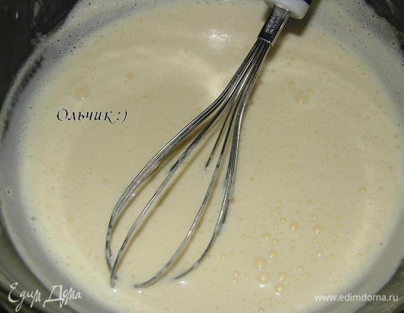 Вливаем теплые сливки в яичную смесь, хорошенько взбиваем венчиком. Ставим на водяную баню, все время помешиваем, масса должна слегка загутеть, на это уходит приблизительно 10-15 минут.