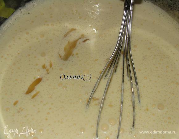 Убираем с бани, ставим в кастрюлю с холодной водой, чтобы масса быстрее остыла, вымешиваем несколько минут, затем добавляем грушевое пюре с апельсиновым соком и выливаем в мороженницу или контейнер, в котором можно отправить мороженое в морозилку. Каждый час перемешиваем, чтобы мороженое не кристаллизировалось. Через 4 часа мороженое готово.