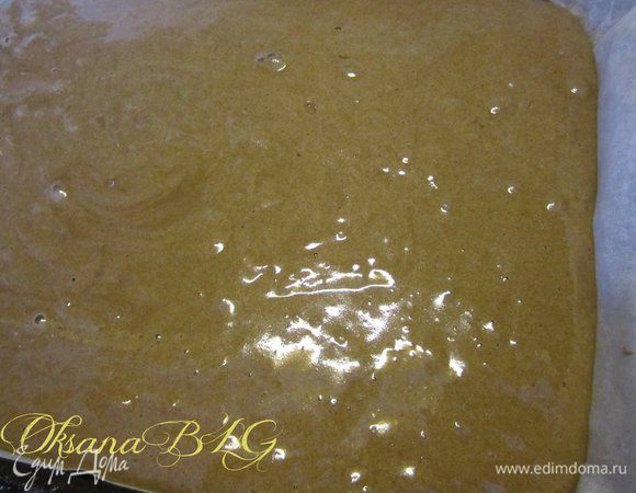 Для бисквит яйца взбить с сахаром в пышную устойчивую пену, добавить муку смешанную с какао, разрыхлителем. Добавить растительное масло, кипяток.