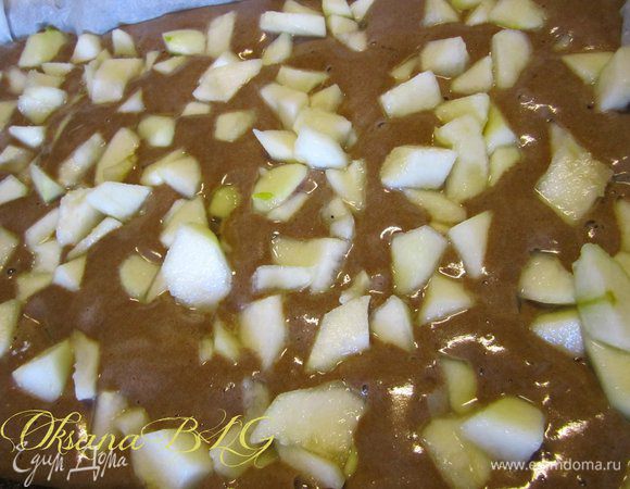 Тесто вылить в форму(20*30 см, застеленную пергаментной бумагой). На верх выложить 3/4 части груш.