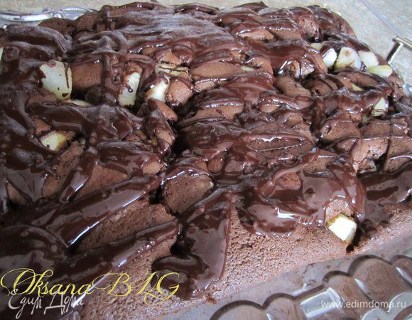 Полить бисквит глазурью.