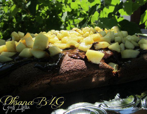 Карамелизированные груши выложить на шоколадную глазурь.