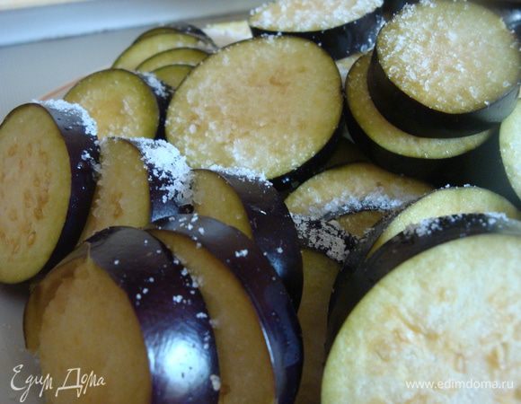 Баклажаны нарезаем кружочками и посыпаем солью. 