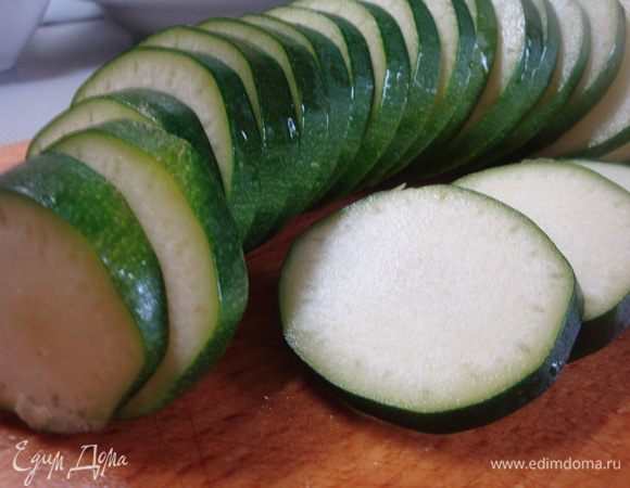 Цукини также нарезаем кружочками.