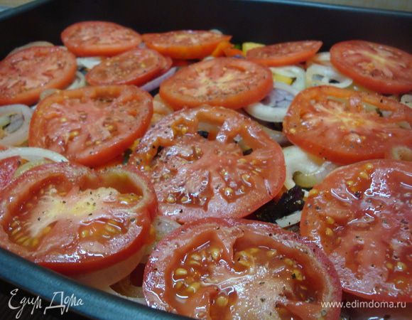 В смазанную форму укладываем овощи, присыпая их солью и перцем, а также приправой хмели-сунели.
