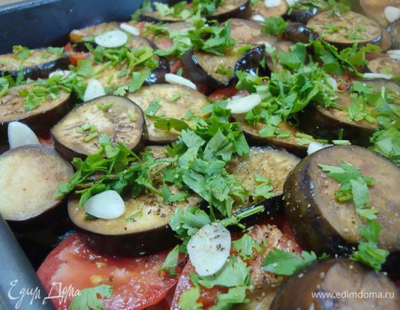 Баклажаны посыпаем кинзой и чесноком.