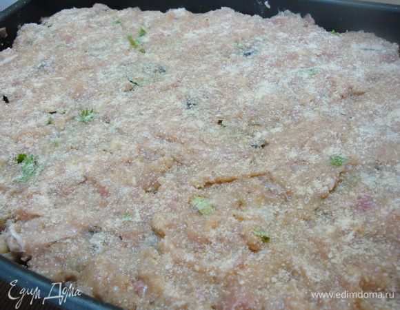 Сверху делаем мясную крышечку из фарша, смочив руки в воде. После посыпаем всё панировачными сухарями и сбрызгиваем слегка растит. маслом, ставим в разогретую до 200 градусов духовку на 40-50 минут.