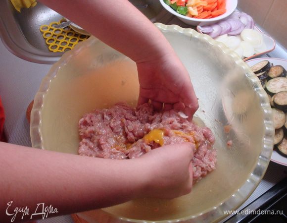 В фарш добавить яйцо, соль, перец хорошо отбить.