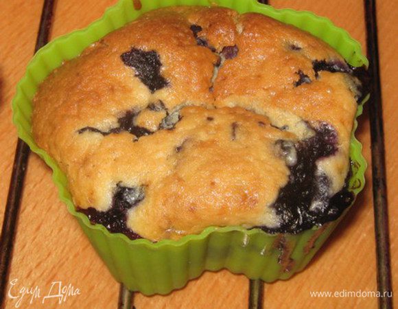 Тесто сразу же выложить в смазанные маслом формочки. Выпекать 20-25 минут до появления золотистой корочки при 180 гр C. 