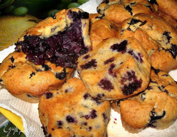 Готовые кексы оставить в формах примерно на 5 минут, затем выложить на блюдо и подать к столу еще теплыми.
