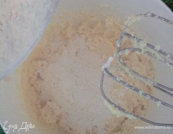 добавляем муку с разрыхлителем