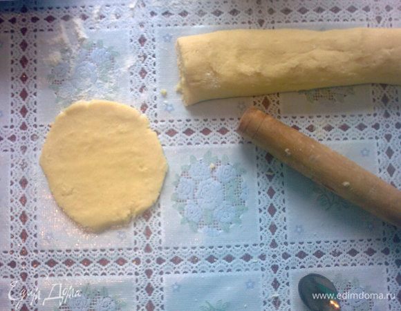 теперь делим на небольшие брусочки и раскатываем,я делала на глаз