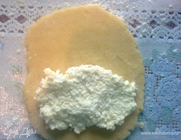 выкладываем творог и слегка прикрываем