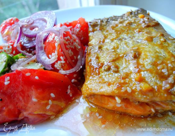Ах, забыла про салат, с которого всё началось)) Для салата режем крупно помидоры, кружочками огурцы и колечками лук, посолим, поперчим, приправим оливковым маслом и кунжутным семенем. Подаем с рыбой, которую приготовили. Приятного аппетита!