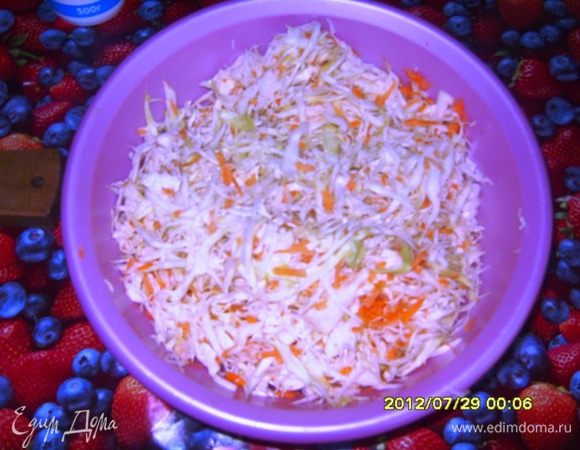крошим капусту, натираем морковь, режем лук, посолить, поперчить и хорошо все перемешать