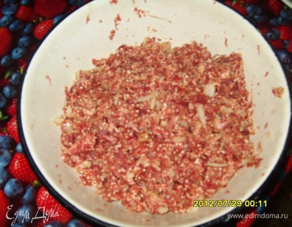 в фарш добавить рис, посолить, приправу для фарша 1 ч.л. и лук, и хорошо перемешать