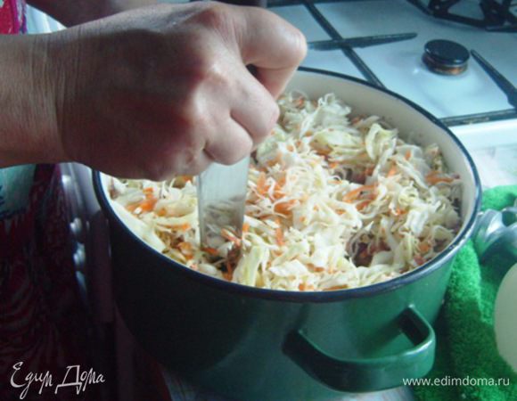 в полученном слоеном "голубце" сделать ножом с широким лезвием 5 углублений и влить в углубления  сметану разбавенную с водой и нем немного подсоленую