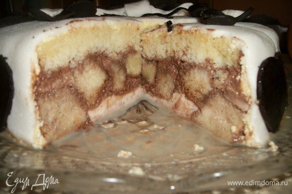 P.S.В следующий раз поменяю паннакоту и мусс местами. Когда я разрезала торт оказалось, что паннакота стекла на дно, а мусс поднялся вверх вместе с бисквитом.
