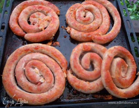 Для начала  - колбаска. Рецепт можна взять любой. Предлагаю конечно же свой :-)http://www.edimdoma.ru/retsepty/41489-domashnyaya-kolbaska-variant