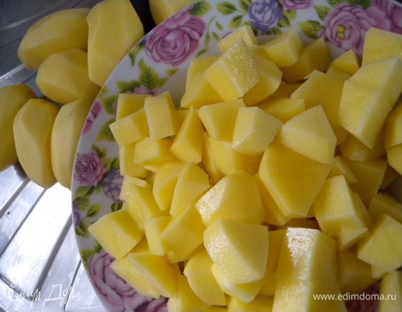 Картофель почистить и порезать как обычно (крупно) обжарить на масле на большом огне на сковороде (до полуготовности). 