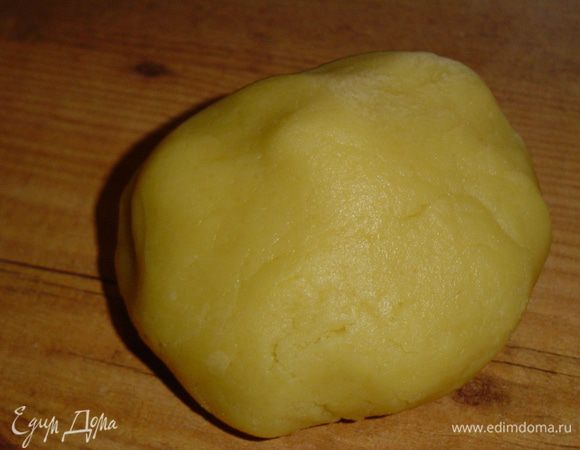 Тесто накрываем пищевой пленкой и убираем на пол часа в холодильник,