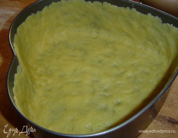 затем раскатываем его и выкладываем в разъемную форму, сформировав высокие бортики.